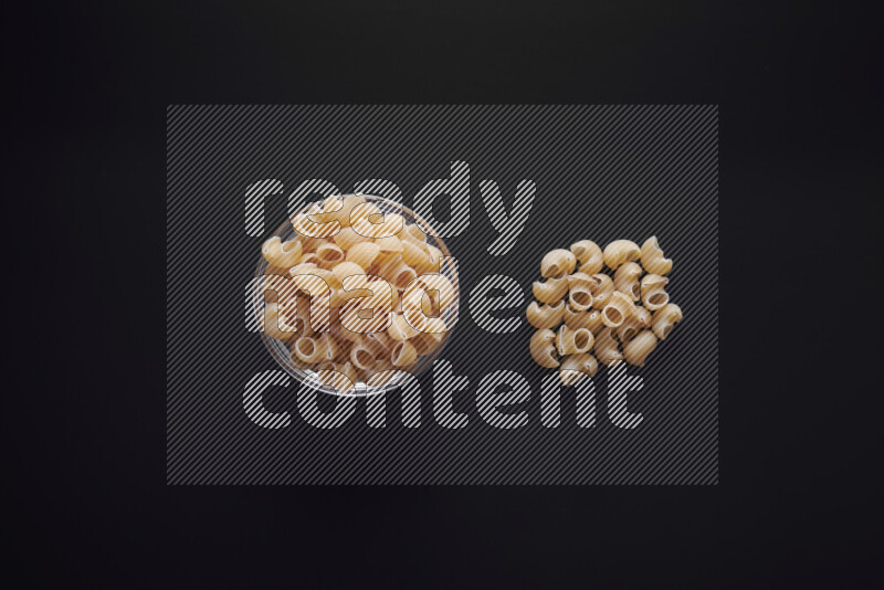 معكرونة بايب في وعاء زجاجي علي خلفية سوداء