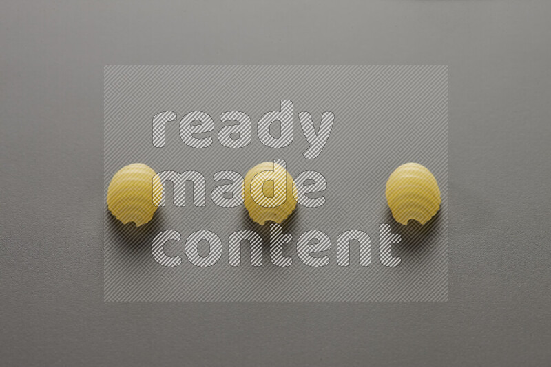 معكرونة ودعة علي خلفية رمادية