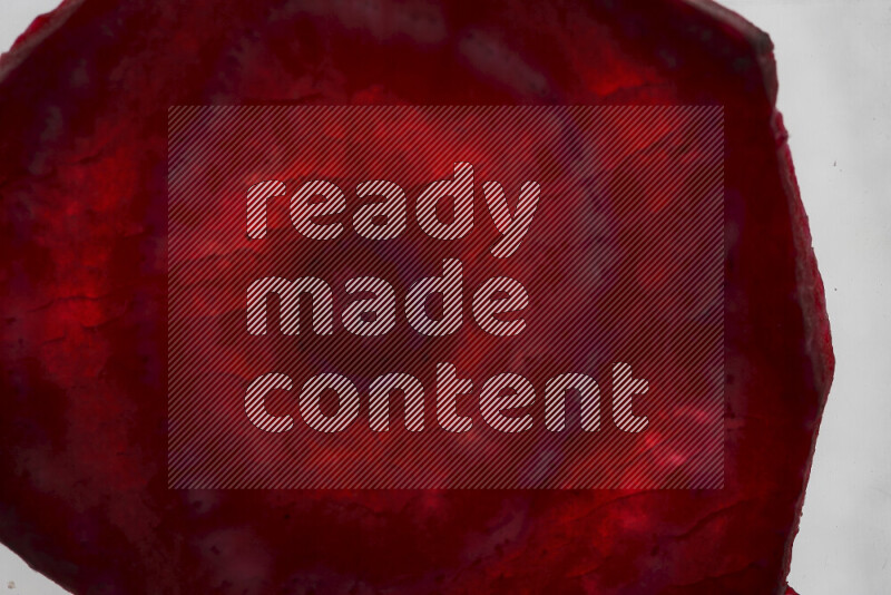 شرائح من البنجر علي خلفية بيضاء مضيئة