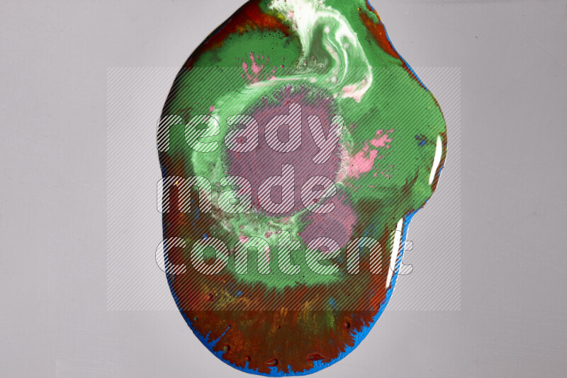 لقطات مقربة لألوان متنوعة تمتزج على خلفية رمادية