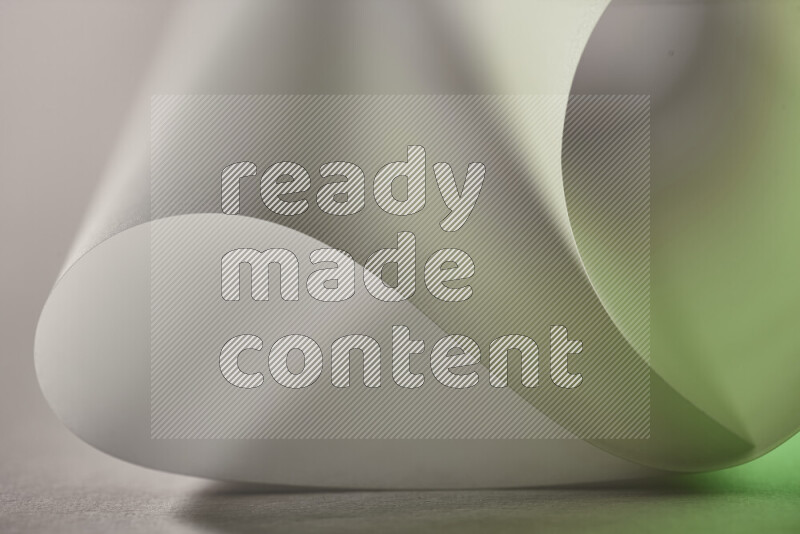 فن تجريدي يعرض منحنيات وتدرجات اللون الأخضر والرمادي مكونه بضوء ملون