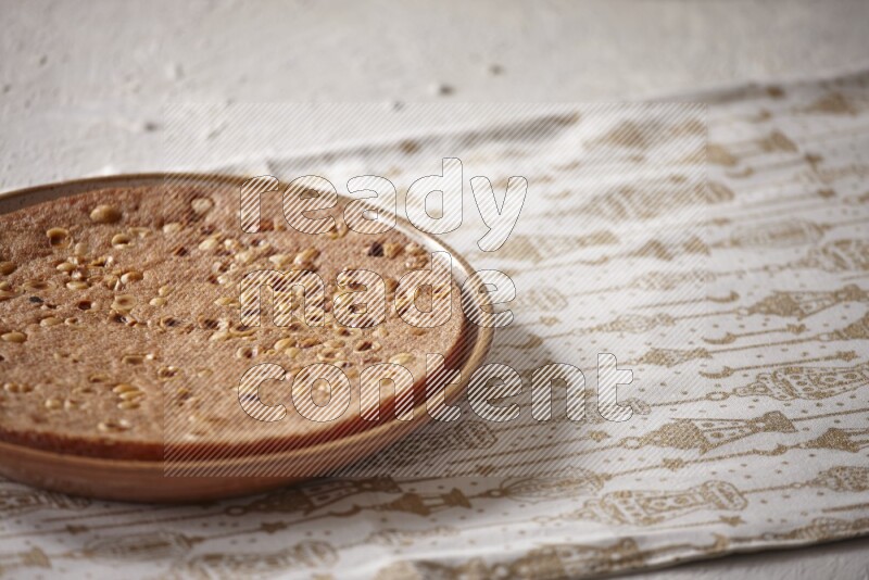 بسبوسة علي خلفية بيضاء خشبية