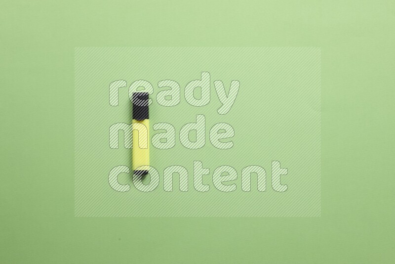 أقلام تحديد ملونة علي خلفية خضراء