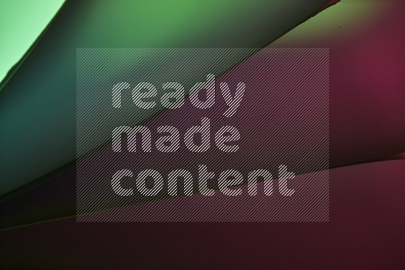 فن تجريدي يعرض منحنيات مع تدرجات الألوان الدافئة والباردة مكونه بضوء ملون