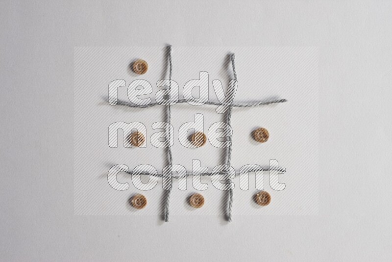 أزرار بنية موضوعة علي خلفية رمادية