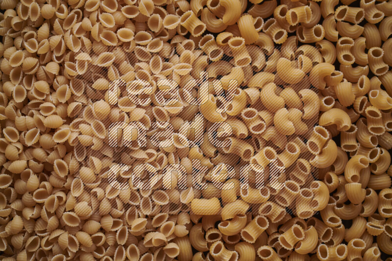 نوعين من المعكرونة علي الخلفية كاملة