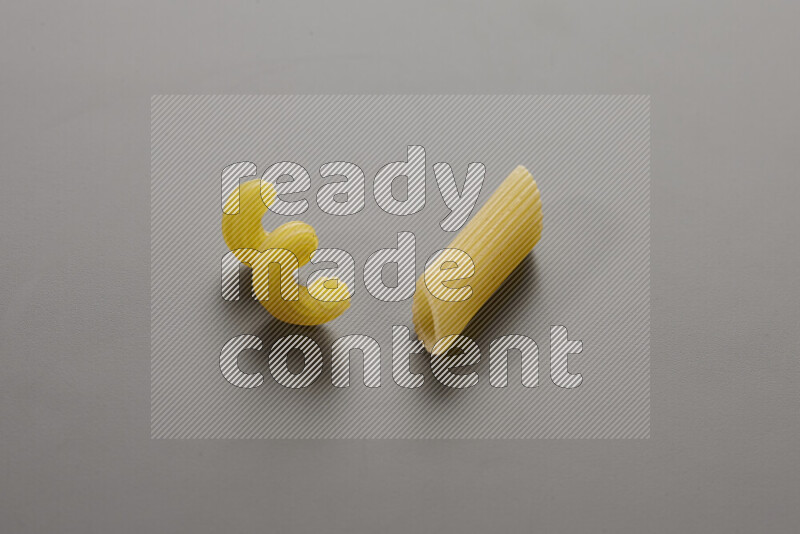 معكرونة تويست مع أنواع أخري من المعكرونة علي خلفية رمادية