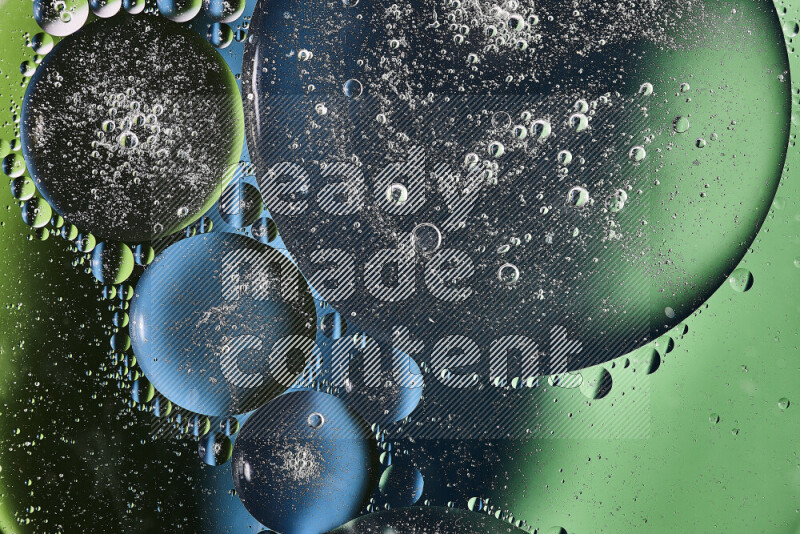 لقطات مقربة لفقاعات من الزيت على سطح الماء باللون الأخضر والأزرق