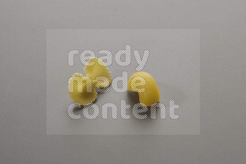 معكرونة فيونكة مع أنواع أخري من المعكرونة علي خلفية رمادية