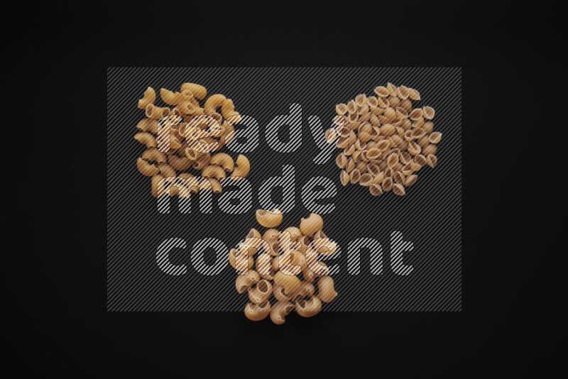 أنواع مختلفة من المعكرونة علي خلفية سوداء