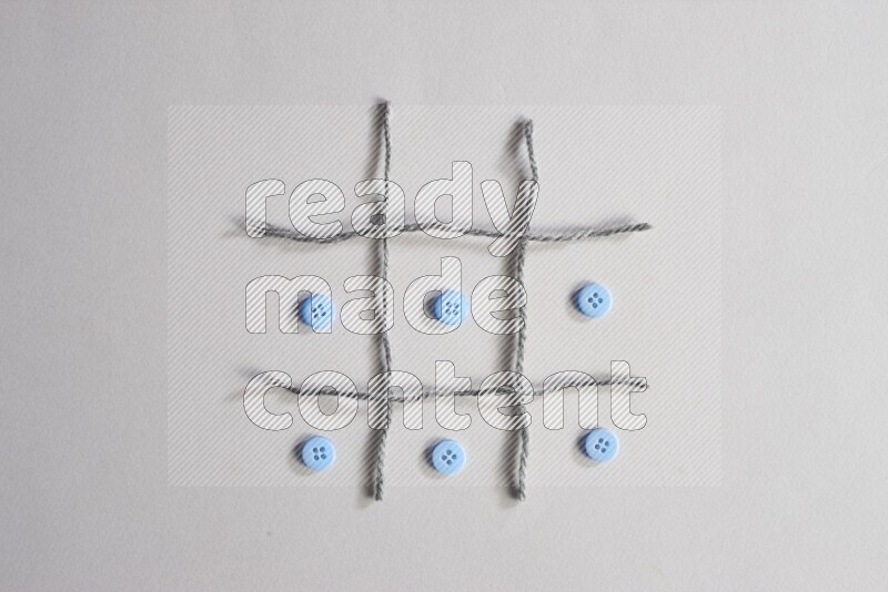 أزرار زرقاء موضوعة علي خلفية رمادية