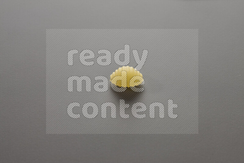 معكرونة ودعة علي خلفية رمادية