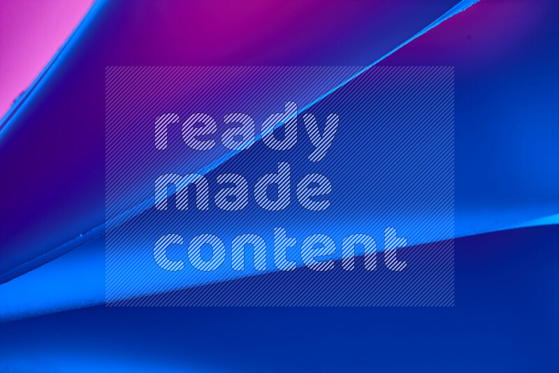 فن تجريدي يعرض منحنيات مع تدرجات الألوان الدافئة والباردة مكونه بضوء ملون