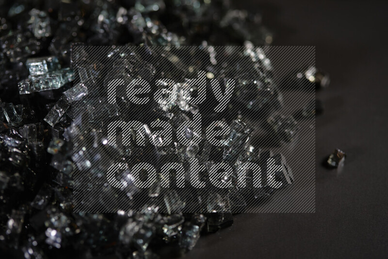 قطع زجاج سوداء شفافة متناثرة على خلفية سوداء