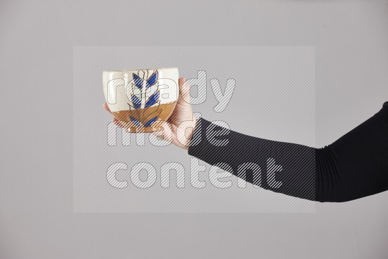 امرأة ترتدي عباءة سوداء تحمل أدوات فخارية مختلفة في أوضاع متعددة