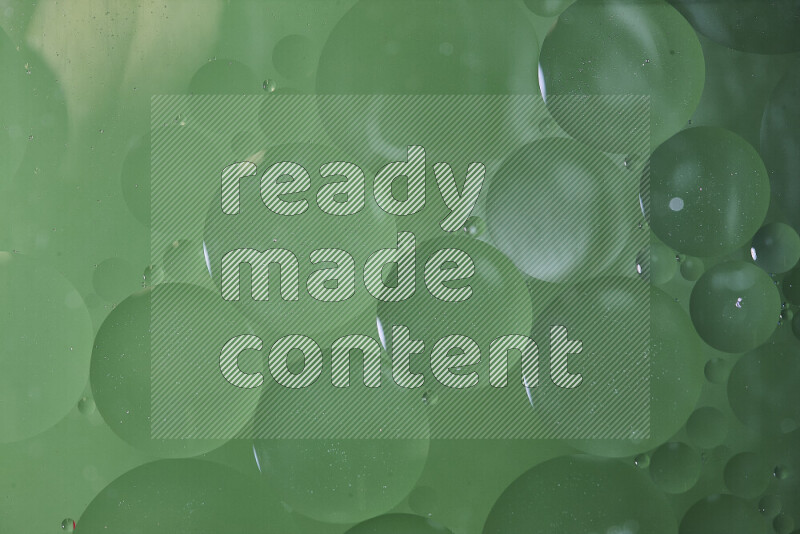 لقطات مقربة لفقاعات من الزيت على سطح الماء باللون الأخضر