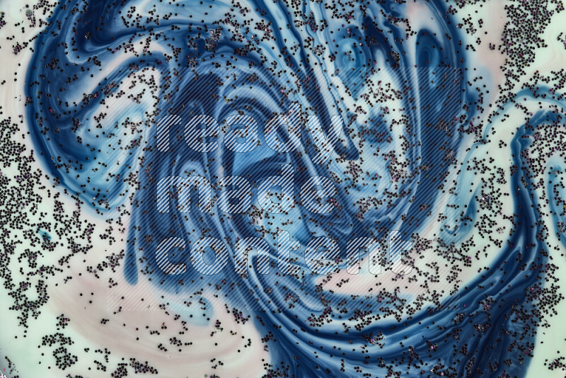 لقطة مقربة لبريق أرجواني متلألئ منتشر على خلفية من اللون الأخضر والأحمر والأزرق في حركات دائرية