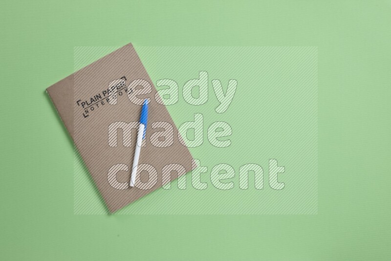 دفتر ملاحظات مع مستلزمات مدرسية مختلفة على خلفية خضراء