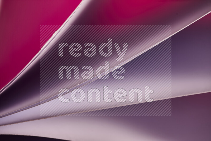 فن تجريدي يعرض منحنيات مع تدرجات الألوان الدافئة والباردة مكونه بضوء ملون