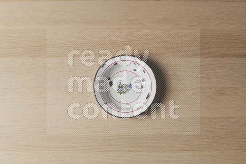 صحن معدني عتيق على خلفية خشبية فاتحة