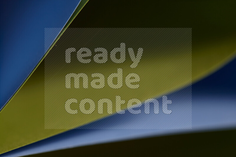 فن تجريدي يعرض المنحنيات المرتبة للأوراق باللون الأزرق والأخضر