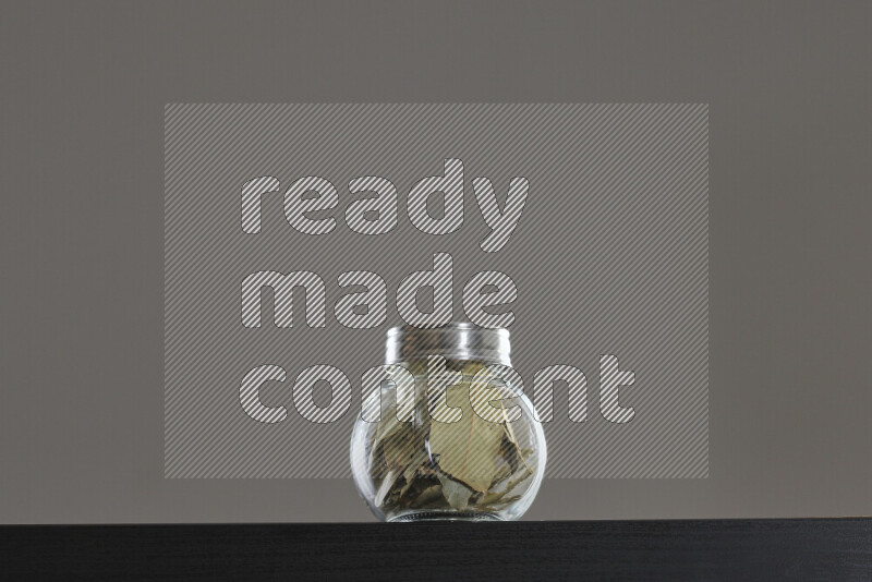 أوراق الغار في وعاء زجاجي على خلفية سوداء