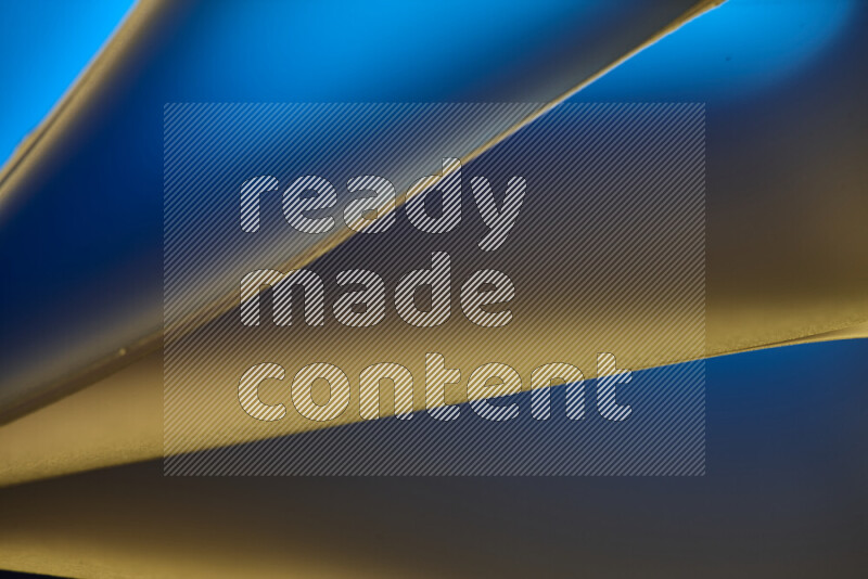 فن تجريدي يعرض منحنيات مع تدرجات الألوان الدافئة والباردة مكونه بضوء ملون