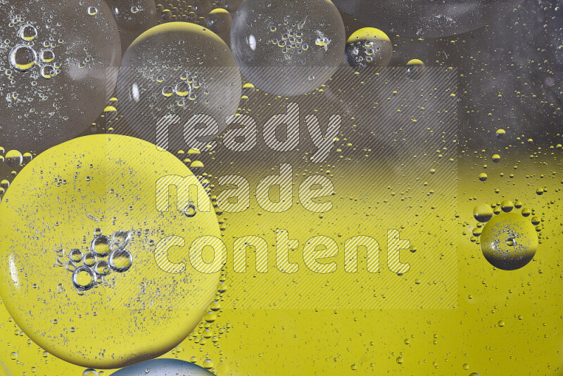 لقطات مقربة لفقاعات من الزيت على سطح الماء باللون الأصفر والبني