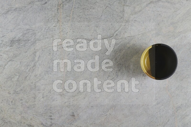 وعاء فخاري متعدد الألوان على خلفية من الرخام الرمادي