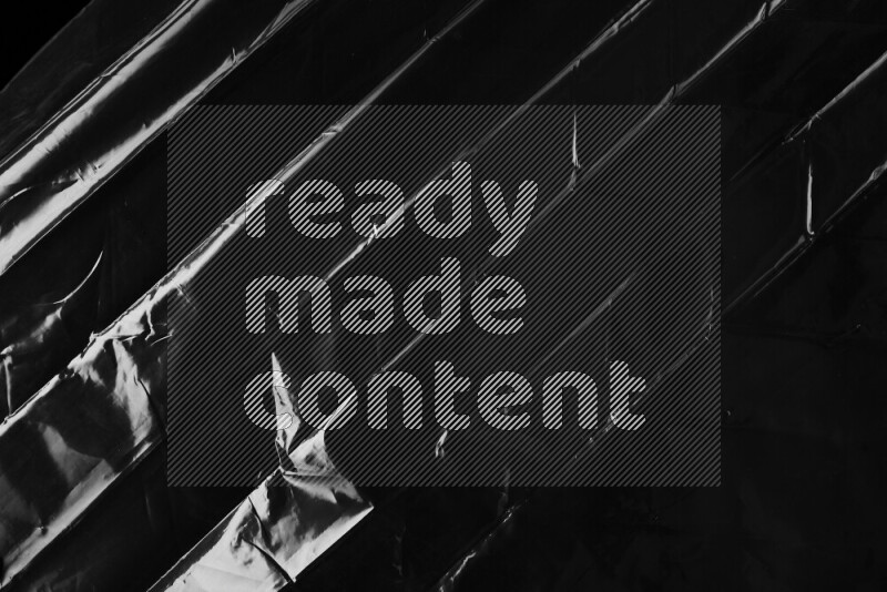 تظهر الصورة سطح من البلاستيك علي خلفية داكنة