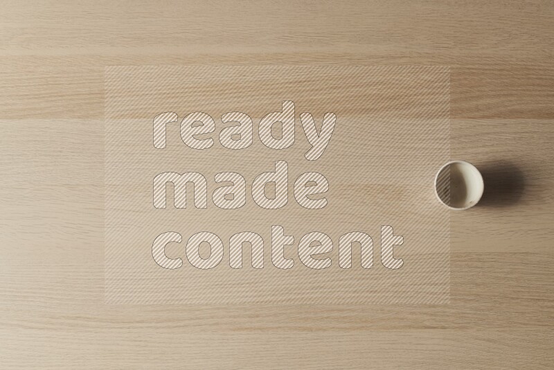 كأس فخاري على خلفية خشبية فاتحة