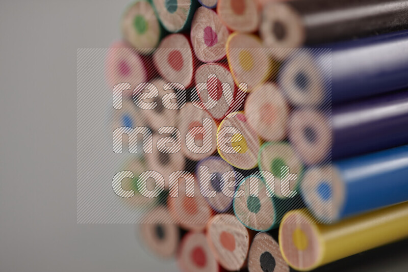 مجموعة من أقلام التلوين على خلفية رمادية