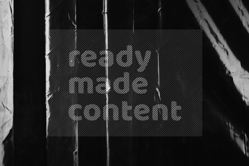 تظهر الصورة سطح من البلاستيك علي خلفية داكنة