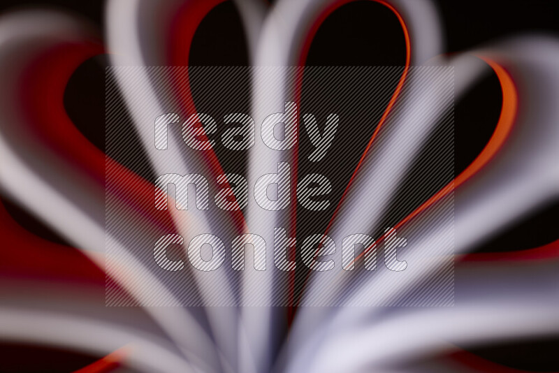 فن تجريدي يعرض منحنيات وتدرجات اللون الأبيض والبرتقالي مكونه بضوء ملون