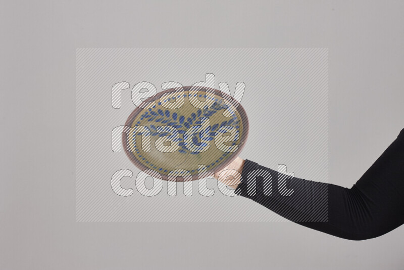 امرأة ترتدي عباءة سوداء تحمل أدوات فخارية مختلفة في أوضاع متعددة