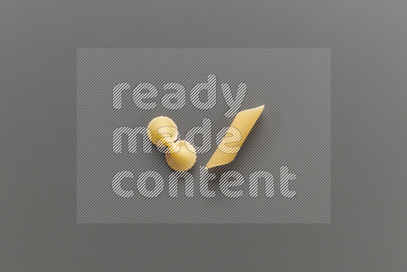 معكرونة فيونكة مع أنواع أخري من المعكرونة علي خلفية رمادية