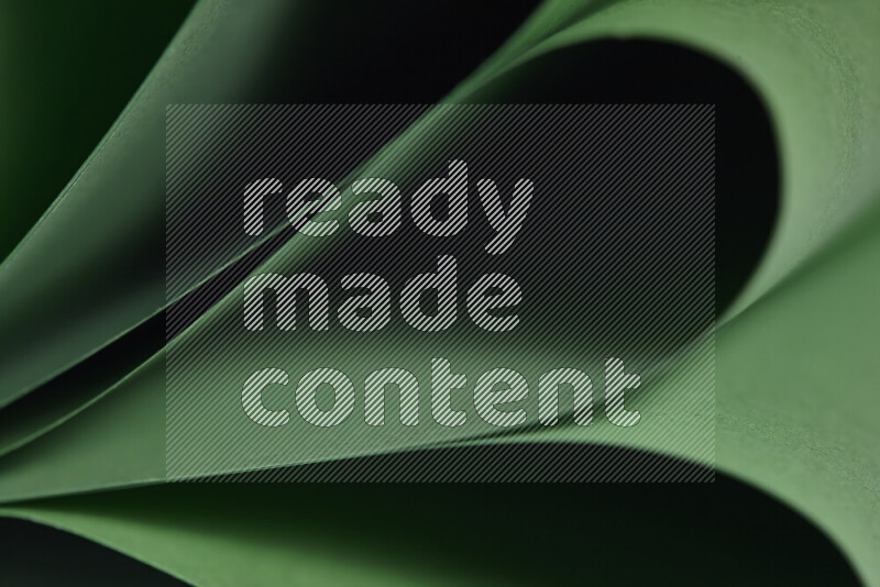 فن تجريدي يعرض المنحنيات المرتبة للأوراق باللون الأخضر