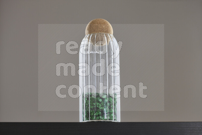 ترتر ملون في وعاء زجاجي علي خلفية سوداء