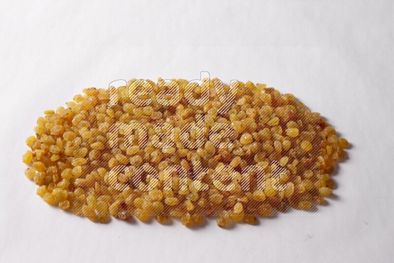 زبيب على خلفية بيضاء