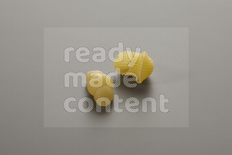 معكرونة قواقع مع أنواع أخري من المعكرونة علي خلفية رمادية