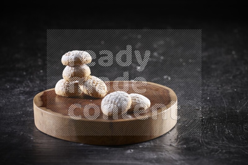 كحك علي صحن تقديم علي خلفية سوداء