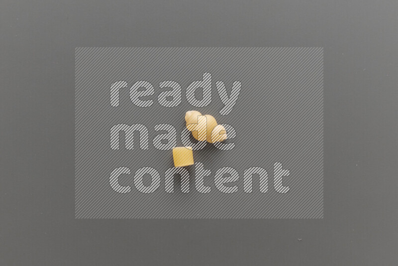 معكرونة خواتم مع أنواع أخري من المعكرونة علي خلفية رمادية