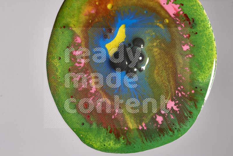 لقطات مقربة لألوان متنوعة تمتزج على خلفية رمادية