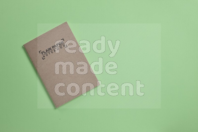 دفتر ملاحظات على خلفية خضراء