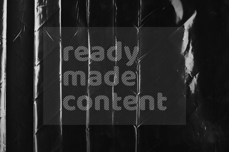 تظهر الصورة سطح من البلاستيك علي خلفية داكنة