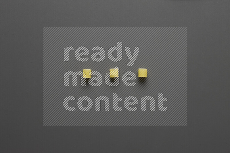 معكرونة مرمرية علي خلفية رمادية