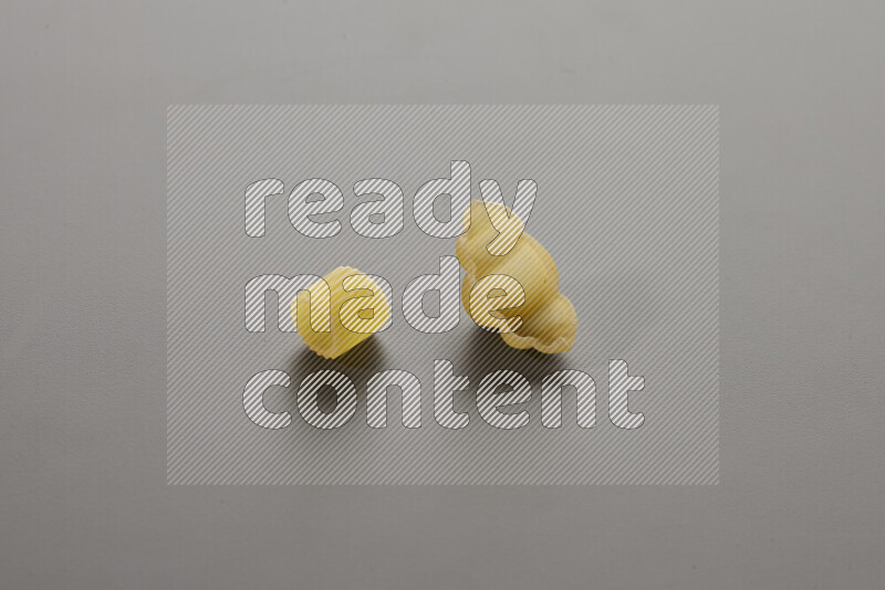 معكرونة خواتم مع أنواع أخري من المعكرونة علي خلفية رمادية