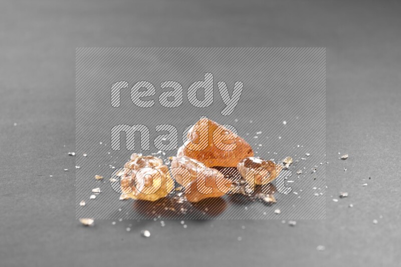 الصمغ العربي علي خلفية سوداء