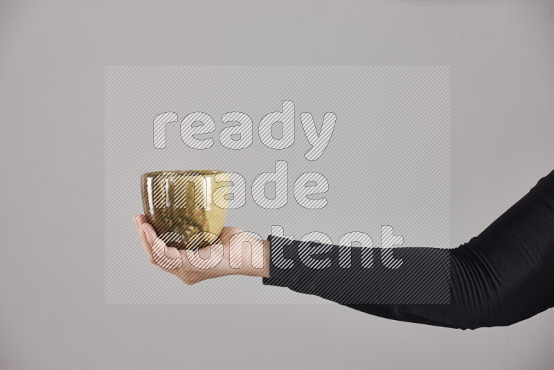 امرأة ترتدي عباءة سوداء تحمل أدوات فخارية مختلفة في أوضاع متعددة