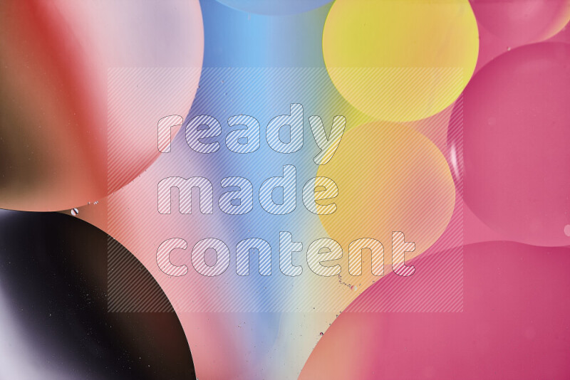 لقطات مقربة لفقاعات من الزيت على سطح الماء بألوان متنوعة